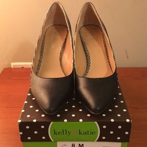 Kelly & Katie black pumps
